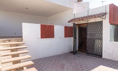 CASA EN ESQUINA, CON JARDIN, COLONIA LA PAZ