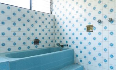 CASA EN ESQUINA, CON JARDIN, COLONIA LA PAZ