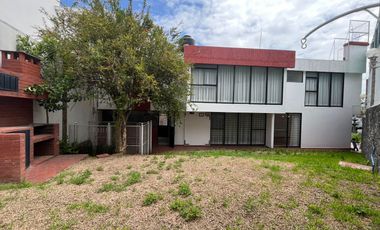 CASA EN ESQUINA, CON JARDIN, COLONIA LA PAZ