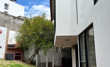 CASA EN ESQUINA, CON JARDIN, COLONIA LA PAZ