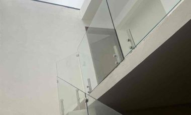 Casa en venta, amplios espacios y excelente iluminación natural