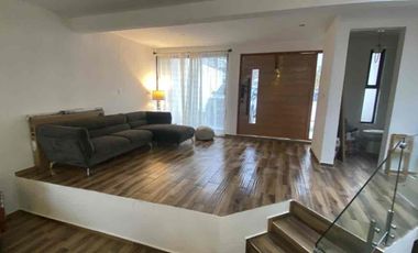 Casa en venta, amplios espacios y excelente iluminación natural