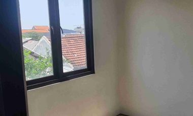 Minimalis 2 Lantai Dekat Surabaya