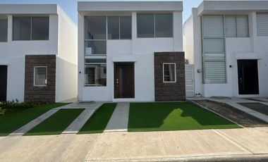 SE VENDE HERMOSA CASA EN LA PLAYA PUNTA BLANCA, JARAMIJO