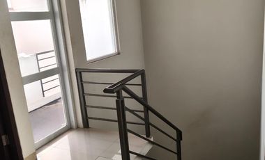 Rumah 2 Lantai Dalam Komplek Aman Siap Pakai di Mekarwangi