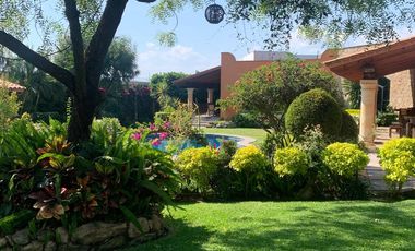 Vendo en Cuernavaca Casa de 1 Nivel en Fracc. Real de Tezoyuca, estilo Cuernavaca, totalmente amueblada y con Seguridad Total.