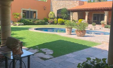 Vendo en Cuernavaca Casa de 1 Nivel en Fracc. Real de Tezoyuca, estilo Cuernavaca, totalmente amueblada y con Seguridad Total.