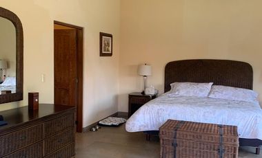 Vendo en Cuernavaca Casa de 1 Nivel en Fracc. Real de Tezoyuca, estilo Cuernavaca, totalmente amueblada y con Seguridad Total.