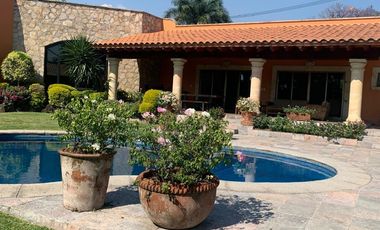 Vendo en Cuernavaca Casa de 1 Nivel en Fracc. Real de Tezoyuca, estilo Cuernavaca, totalmente amueblada y con Seguridad Total.