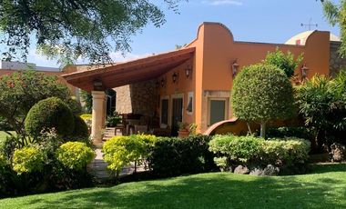 Vendo en Cuernavaca Casa de 1 Nivel en Fracc. Real de Tezoyuca, estilo Cuernavaca, totalmente amueblada y con Seguridad Total.
