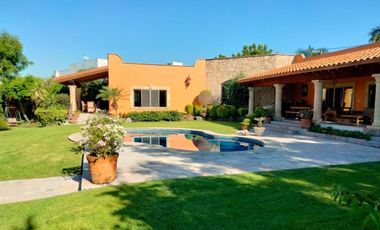 Vendo en Cuernavaca Casa de 1 Nivel en Fracc. Real de Tezoyuca, estilo Cuernavaca, totalmente amueblada y con Seguridad Total.