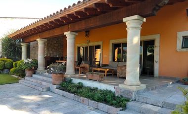 Vendo en Cuernavaca Casa de 1 Nivel en Fracc. Real de Tezoyuca, estilo Cuernavaca, totalmente amueblada y con Seguridad Total.