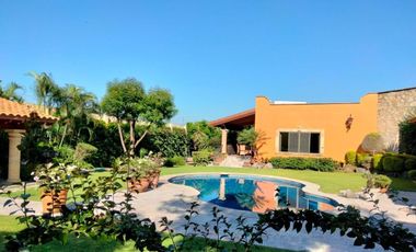 Vendo en Cuernavaca Casa de 1 Nivel en Fracc. Real de Tezoyuca, estilo Cuernavaca, totalmente amueblada y con Seguridad Total.