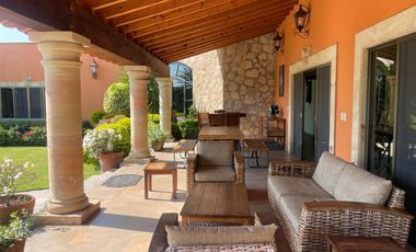 Vendo en Cuernavaca Casa de 1 Nivel en Fracc. Real de Tezoyuca, estilo Cuernavaca, totalmente amueblada y con Seguridad Total.