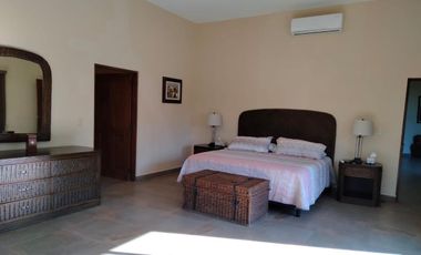 Vendo en Cuernavaca Casa de 1 Nivel en Fracc. Real de Tezoyuca, estilo Cuernavaca, totalmente amueblada y con Seguridad Total.