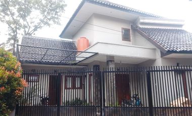 TURUN HARGA! JUAL SEWA RUMAH STRATEGIS DENGAN LINGKUNGAN NYAMAN ASRI DAN AMAN DI CIGADUNG BANDUNG