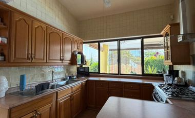 VENDO EN CUERNAVACA ESTUPENDA RESIDENCIA EN EL CLUB DE GOLF SANTA FE, 6 RECAMARAS, ALBERCA CLIMATIZADA, AMPLIO JARDIN  Y SEGURIDAD TOTAL.