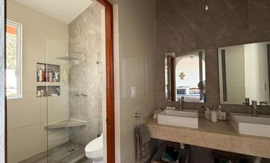 VENDO EN CUERNAVACA ESTUPENDA RESIDENCIA EN EL CLUB DE GOLF SANTA FE, 6 RECAMARAS, ALBERCA CLIMATIZADA, AMPLIO JARDIN  Y SEGURIDAD TOTAL.