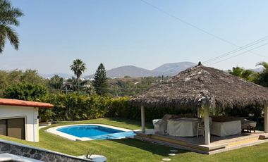 VENDO EN CUERNAVACA ESTUPENDA RESIDENCIA EN EL CLUB DE GOLF SANTA FE, 6 RECAMARAS, ALBERCA CLIMATIZADA, AMPLIO JARDIN  Y SEGURIDAD TOTAL.