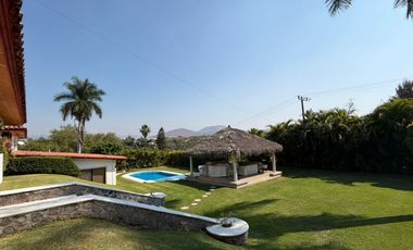 VENDO EN CUERNAVACA ESTUPENDA RESIDENCIA EN EL CLUB DE GOLF SANTA FE, 6 RECAMARAS, ALBERCA CLIMATIZADA, AMPLIO JARDIN  Y SEGURIDAD TOTAL.