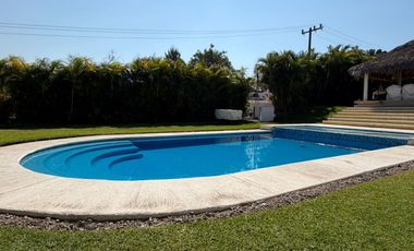 VENDO EN CUERNAVACA ESTUPENDA RESIDENCIA EN EL CLUB DE GOLF SANTA FE, 6 RECAMARAS, ALBERCA CLIMATIZADA, AMPLIO JARDIN  Y SEGURIDAD TOTAL.