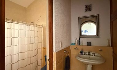 VENDO EN CUERNAVACA ESTUPENDA RESIDENCIA EN EL CLUB DE GOLF SANTA FE, 6 RECAMARAS, ALBERCA CLIMATIZADA, AMPLIO JARDIN  Y SEGURIDAD TOTAL.