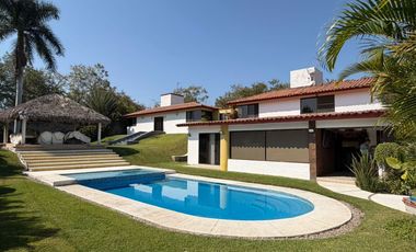 VENDO EN CUERNAVACA ESTUPENDA RESIDENCIA EN EL CLUB DE GOLF SANTA FE, 6 RECAMARAS, ALBERCA CLIMATIZADA, AMPLIO JARDIN  Y SEGURIDAD TOTAL.