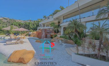 Casa con alberca con cascada, mesa de teppanyaki, palapa y vistas panorámicas al mar