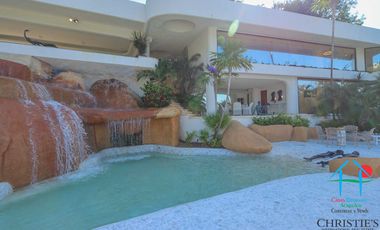 Casa con alberca con cascada, mesa de teppanyaki, palapa y vistas panorámicas al mar