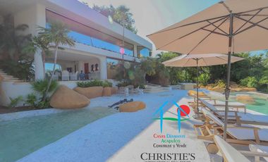 Casa con alberca con cascada, mesa de teppanyaki, palapa y vistas panorámicas al mar