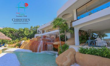 Casa con alberca con cascada, mesa de teppanyaki, palapa y vistas panorámicas al mar