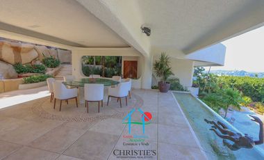 Casa con alberca con cascada, mesa de teppanyaki, palapa y vistas panorámicas al mar