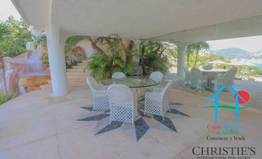 Casa con alberca con cascada, mesa de teppanyaki, palapa y vistas panorámicas al mar