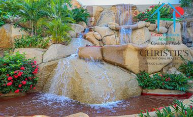 Casa con alberca con cascada, mesa de teppanyaki, palapa y vistas panorámicas al mar