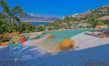 Casa con alberca con cascada, mesa de teppanyaki, palapa y vistas panorámicas al mar