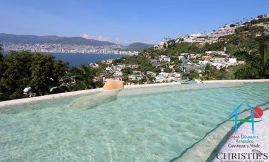 Casa con alberca con cascada, mesa de teppanyaki, palapa y vistas panorámicas al mar
