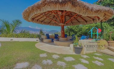 Casa con alberca con cascada, mesa de teppanyaki, palapa y vistas panorámicas al mar