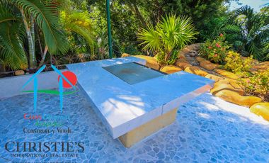 Casa con alberca con cascada, mesa de teppanyaki, palapa y vistas panorámicas al mar