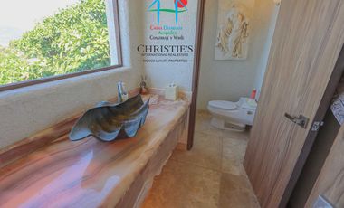 Casa con alberca con cascada, mesa de teppanyaki, palapa y vistas panorámicas al mar