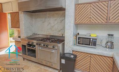 Casa con alberca con cascada, mesa de teppanyaki, palapa y vistas panorámicas al mar