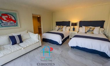 Casa con alberca con cascada, mesa de teppanyaki, palapa y vistas panorámicas al mar