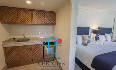 Casa con alberca con cascada, mesa de teppanyaki, palapa y vistas panorámicas al mar