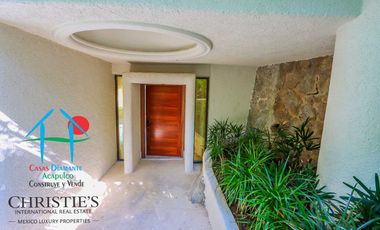 Casa con alberca con cascada, mesa de teppanyaki, palapa y vistas panorámicas al mar