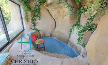 Casa con alberca con cascada, mesa de teppanyaki, palapa y vistas panorámicas al mar