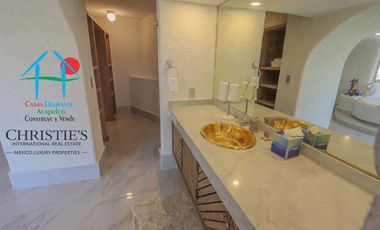 Casa con alberca con cascada, mesa de teppanyaki, palapa y vistas panorámicas al mar