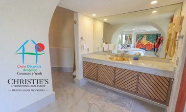 Casa con alberca con cascada, mesa de teppanyaki, palapa y vistas panorámicas al mar