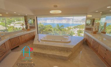 Casa con alberca con cascada, mesa de teppanyaki, palapa y vistas panorámicas al mar