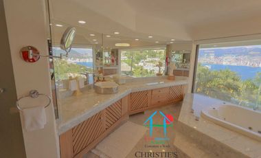 Casa con alberca con cascada, mesa de teppanyaki, palapa y vistas panorámicas al mar