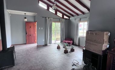 Se arrienda casa estilo canadiense en El Paico, El Monte. Ubicada en avenida principal, con excelente conectividad, a metros de Autopista del Sol y Ca