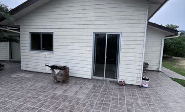 Se arrienda casa estilo canadiense en El Paico, El Monte. Ubicada en avenida principal, con excelente conectividad, a metros de Autopista del Sol y Ca